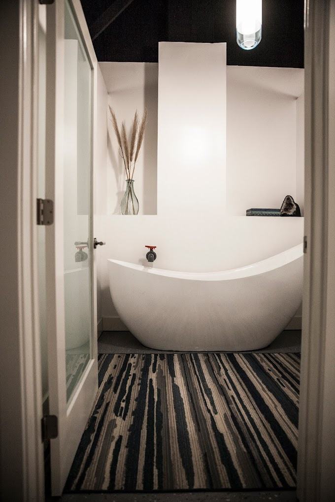KureO2 treatment room entrance with soaking tub