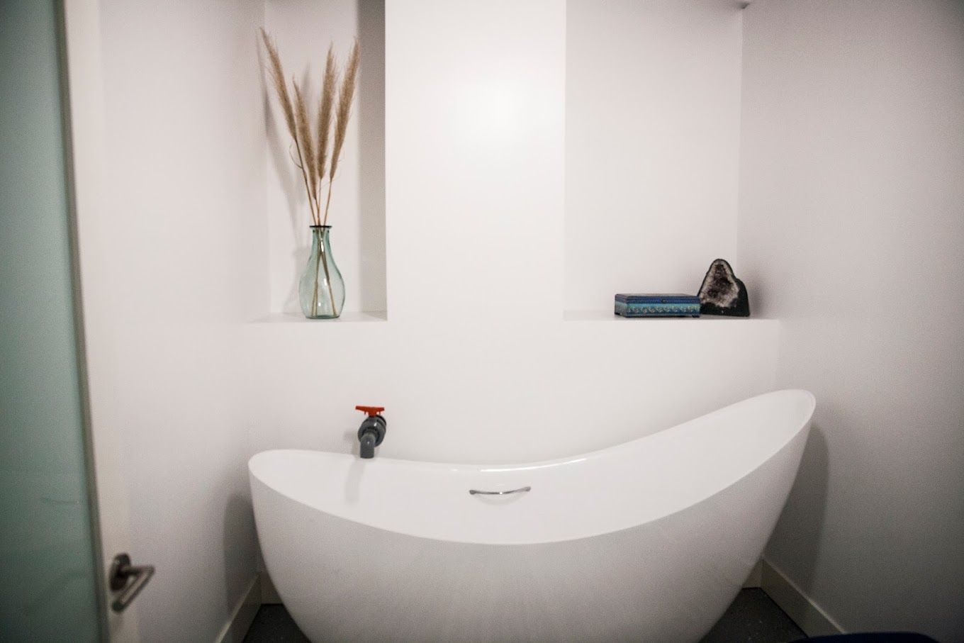 KureO2 oxygen immersion bath in private treatment room